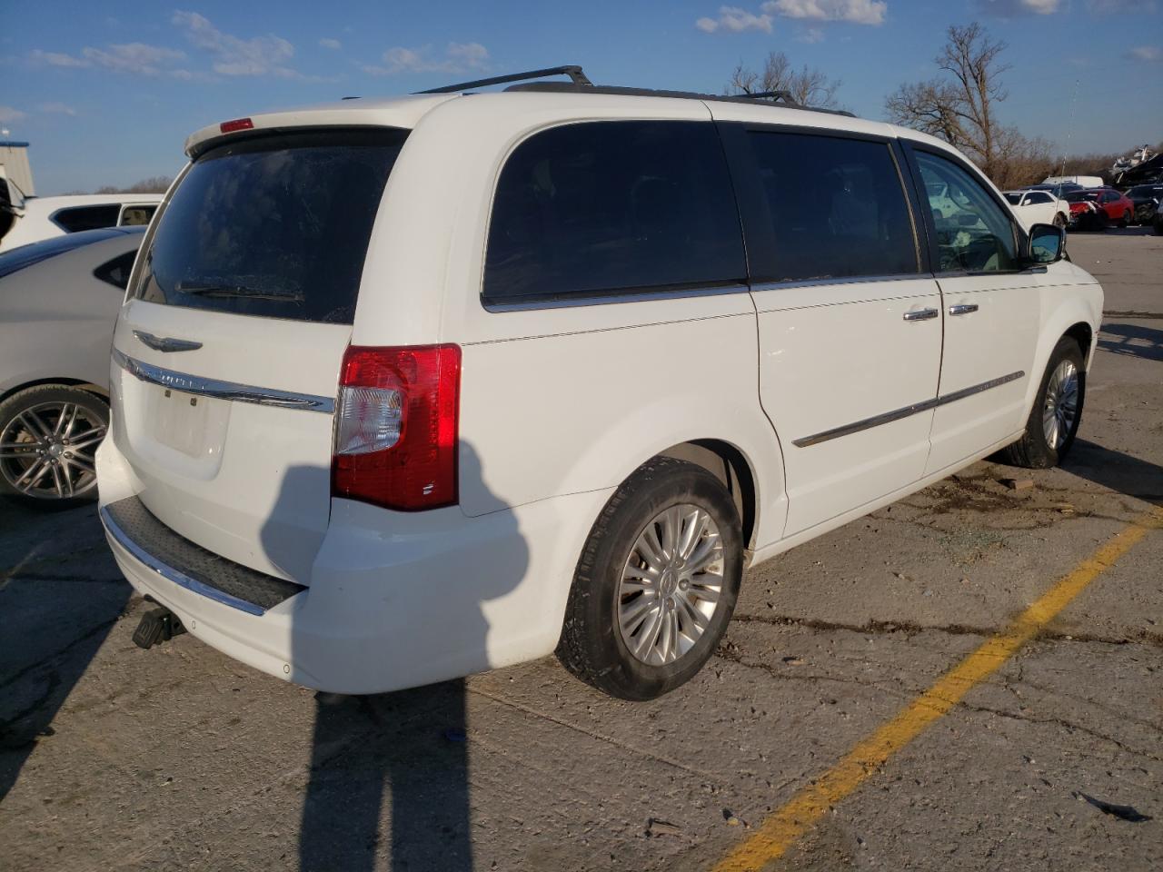 Photo 4 from auction – 2015 CHRYSLER TOWN & COU with VIN 2C4RC1CG0FR676296