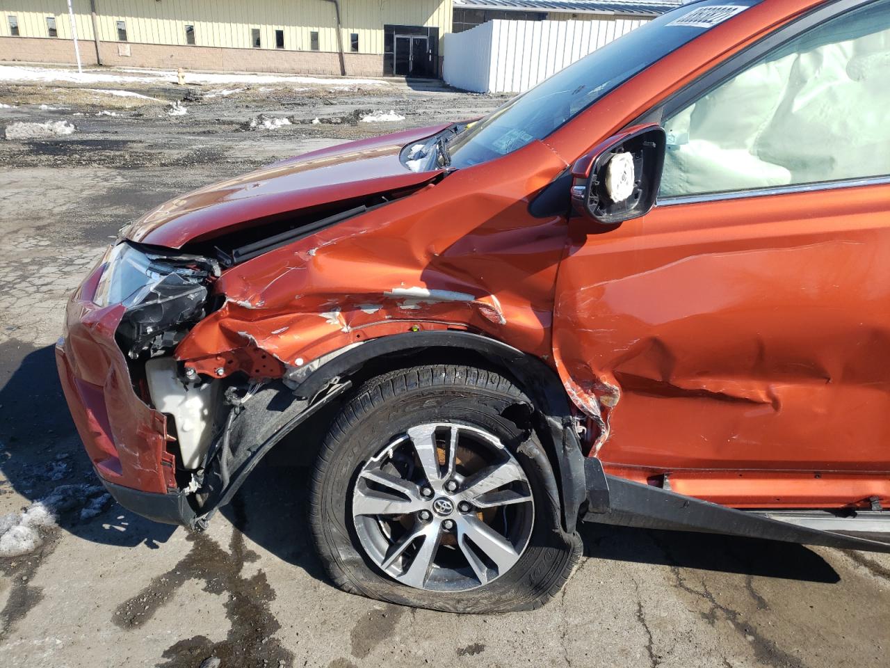 Photo 9 from auction – 2016 TOYOTA RAV4 XLE with VIN JTMRFREV6GJ086045