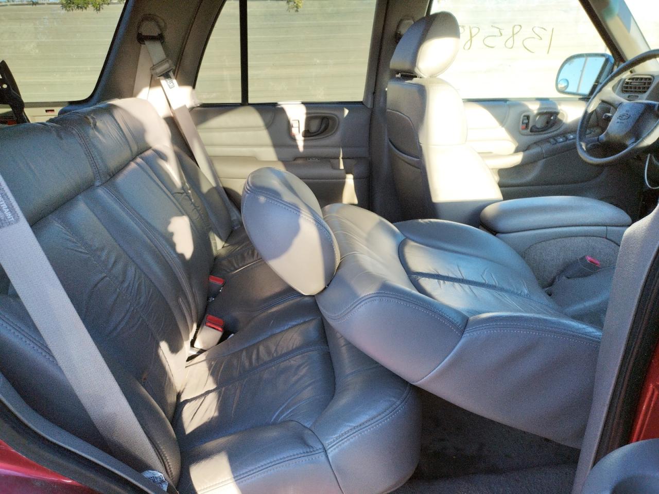 Photo 6 from auction – 2000 CHEVROLET BLAZER with VIN 1GNDT13WXY2126226