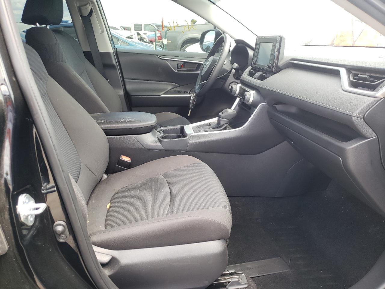 Photo 5 from auction – 2020 TOYOTA RAV4 LE with VIN JTMH1RFV0LD059926