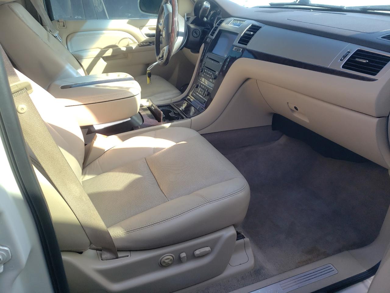 Photo 5 from auction – 2010 CADILLAC ESCALADE with VIN 1GYUCAEF5AR283921