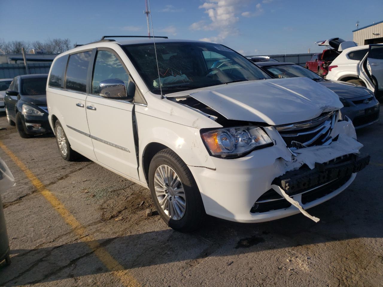 Photo 1 from auction – 2015 CHRYSLER TOWN & COU with VIN 2C4RC1CG0FR676296