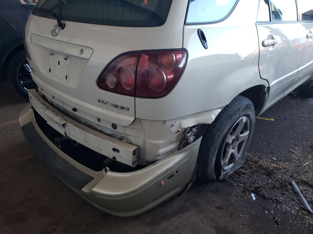 Photo 9 from auction – 1999 LEXUS RX 300 with VIN JT6HF10UXX0050030
