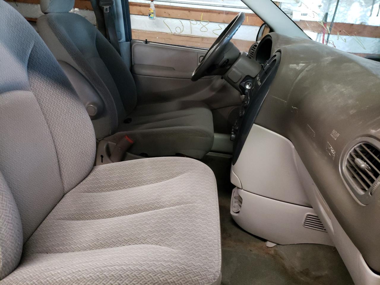 Photo 5 from auction – 2005 DODGE GRAND CARA with VIN 2D4GP44L15R472892