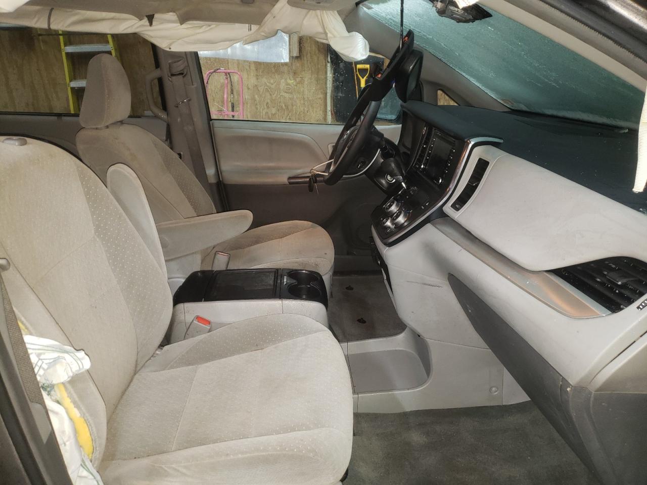 Photo 5 from auction – 2018 TOYOTA SIENNA LE with VIN 5TDKZ3DC1JS923526