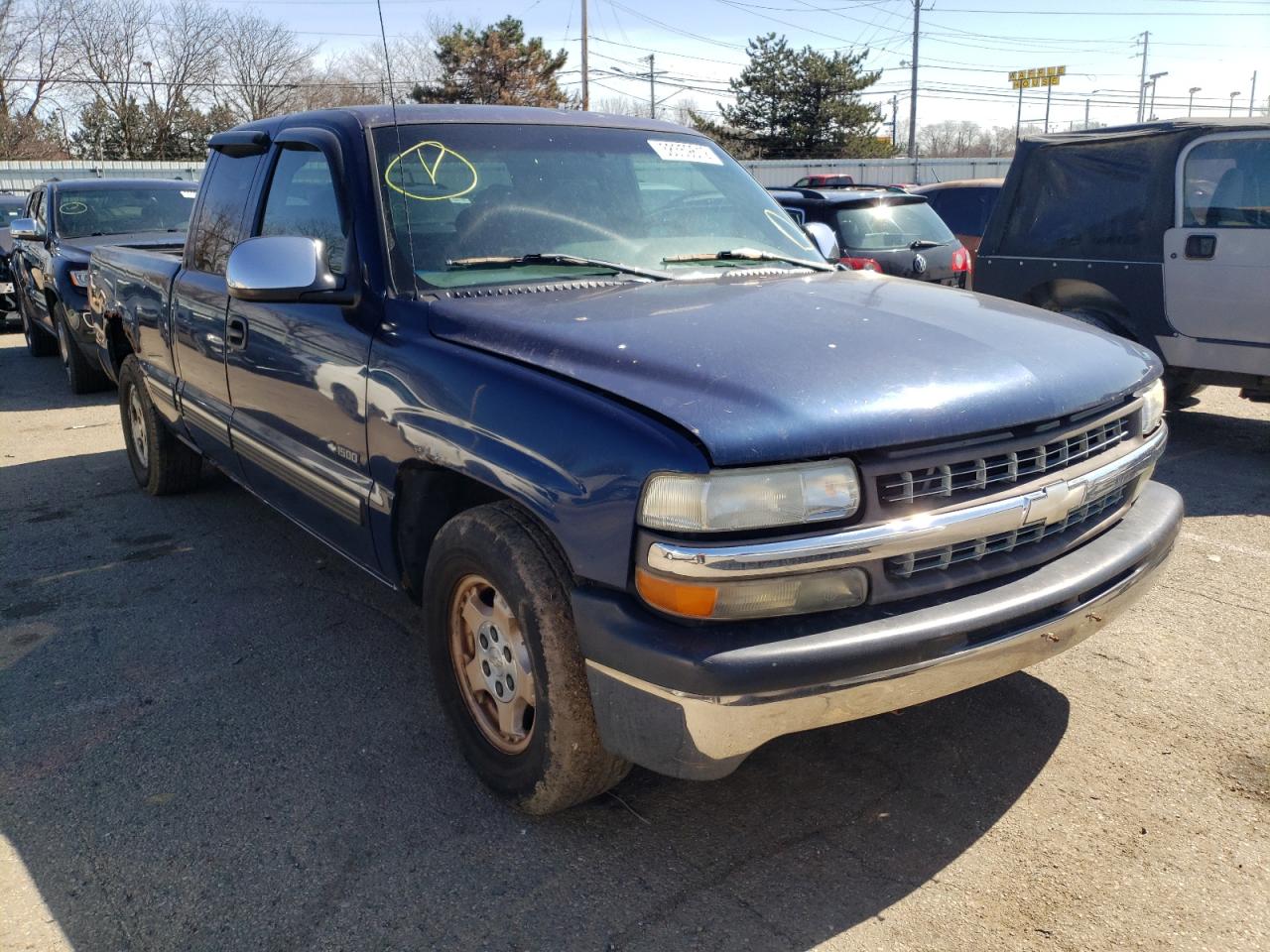 CHEVROLET SILVERADO 2000 with VIN 1GCEC19V8YZ186704 - Photo from auction
