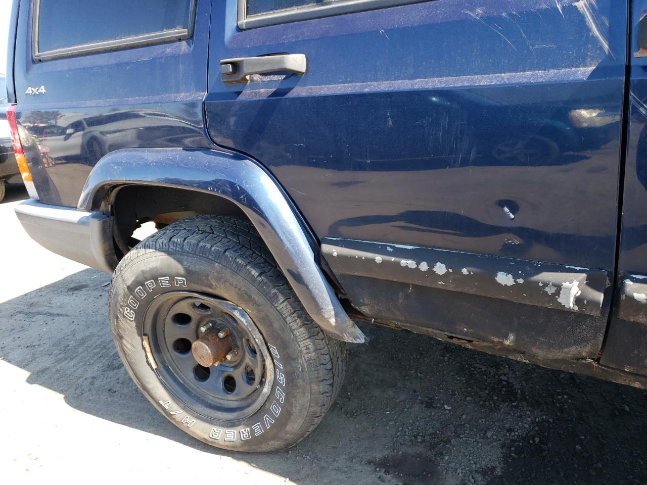 Photo 9 from auction – 2001 JEEP CHEROKEE S with VIN 1J4FF48S71L556757
