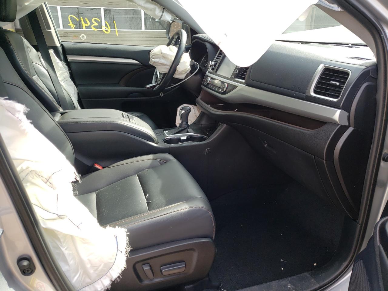Photo 5 from auction – 2019 TOYOTA HIGHLANDER with VIN 5TDJZRFH6KS583105