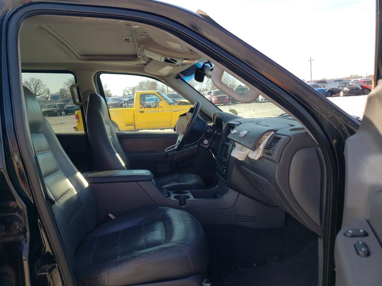 Photo 5 from auction – 2002 FORD EXPLORER with VIN 1FMZU73E02ZA20741