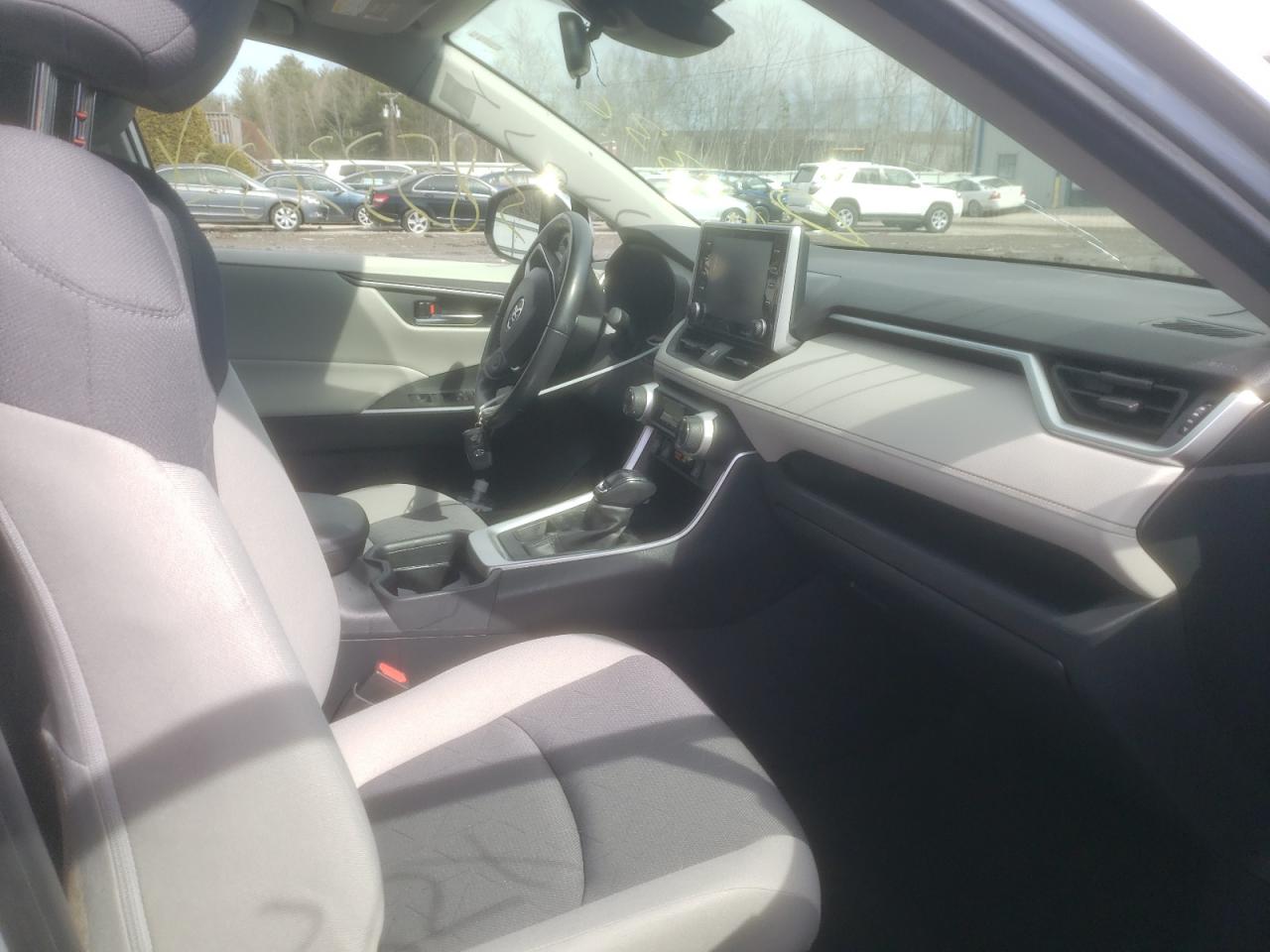 Photo 5 from auction – 2019 TOYOTA RAV4 XLE with VIN JTMP1RFV6KD500081
