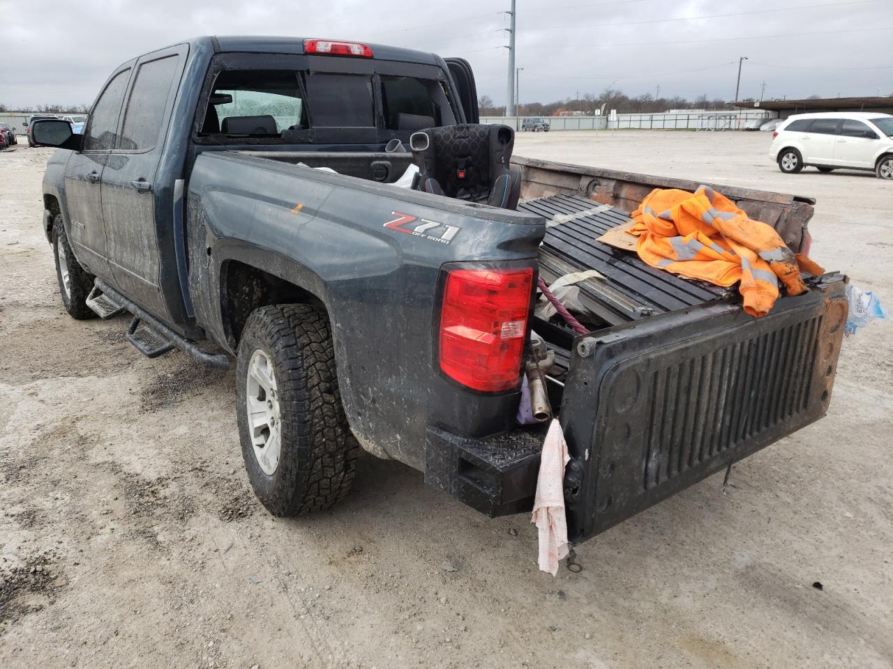 Photo 3 from auction – 2018 CHEVROLET SILVERADO with VIN 3GCUKREC3JG109889