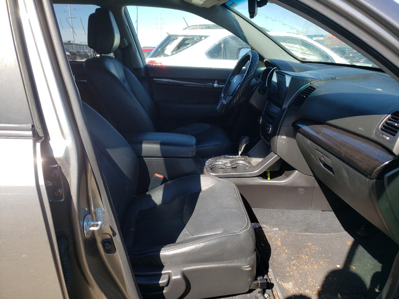 Photo 5 from auction – 2011 KIA SORENTO EX with VIN 5XYKUDA13BG019313