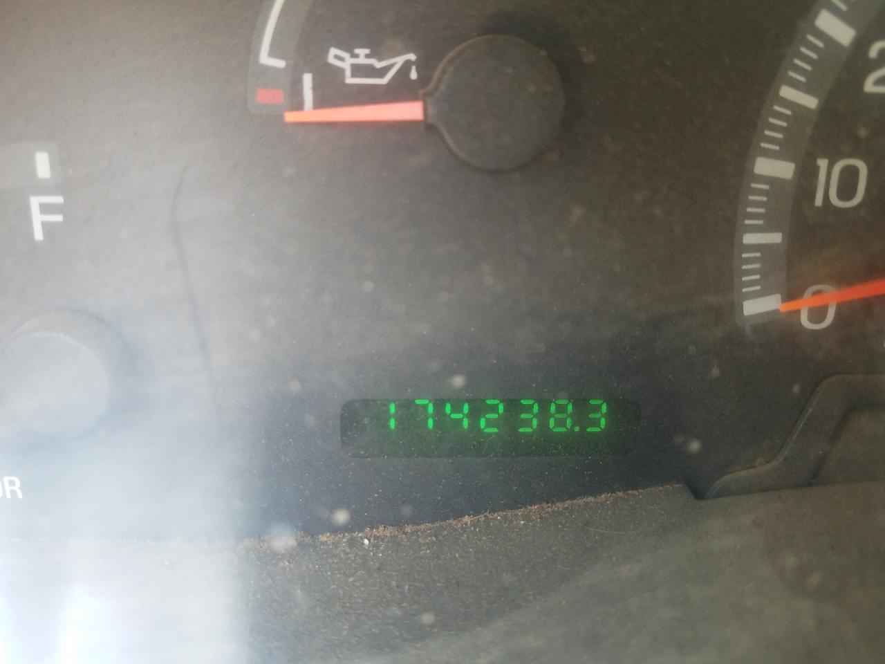 Photo 8 from auction – 2000 FORD F150 with VIN 1FTRF18W8YNA73104