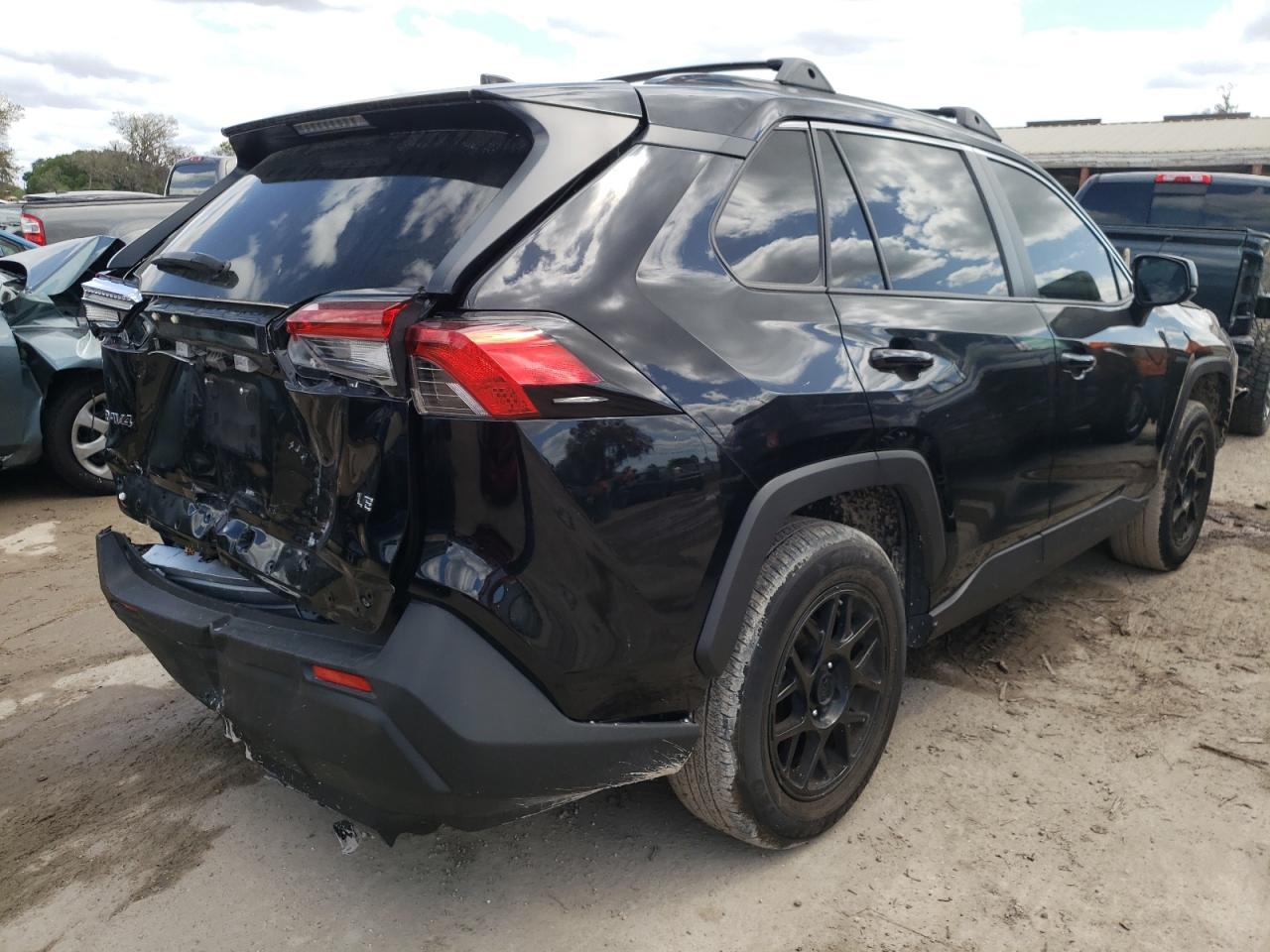 Photo 4 from auction – 2020 TOYOTA RAV4 LE with VIN JTMH1RFV0LD059926