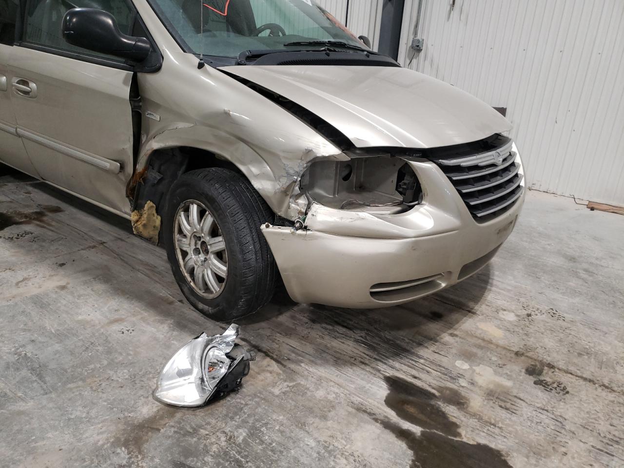 Photo 9 from auction – 2005 CHRYSLER TOWN & COU with VIN 2C4GP54L35R281767