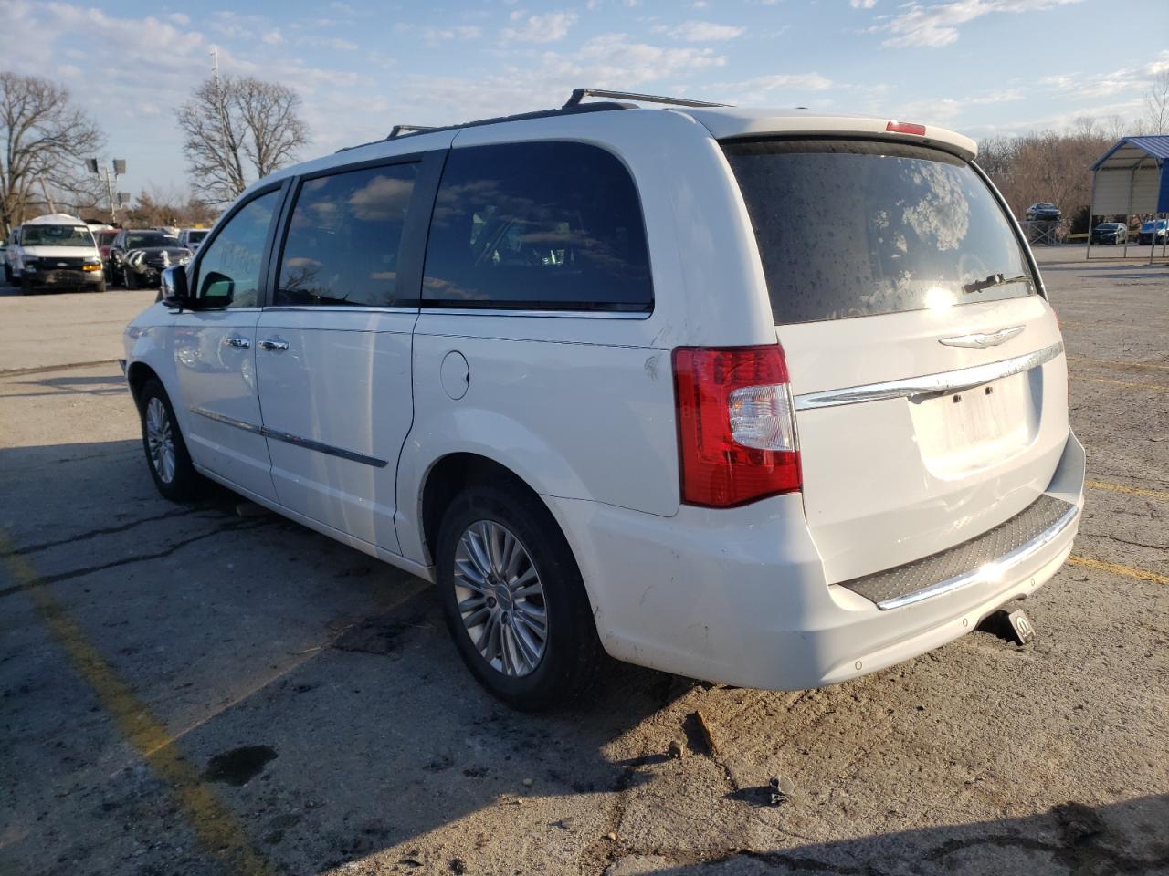 Photo 3 from auction – 2015 CHRYSLER TOWN & COU with VIN 2C4RC1CG0FR676296