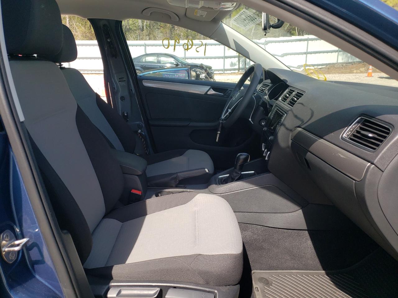 Photo 5 from auction – 2017 VOLKSWAGEN JETTA S with VIN 3VW2B7AJ5HM404565