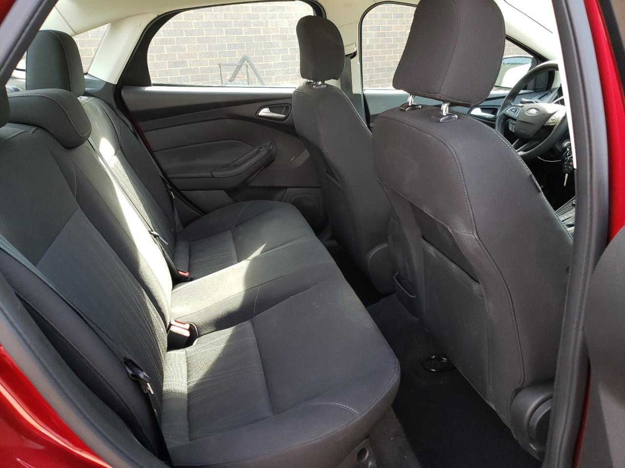 Photo 6 from auction – 2016 FORD FOCUS SE with VIN 1FADP3F25GL335809