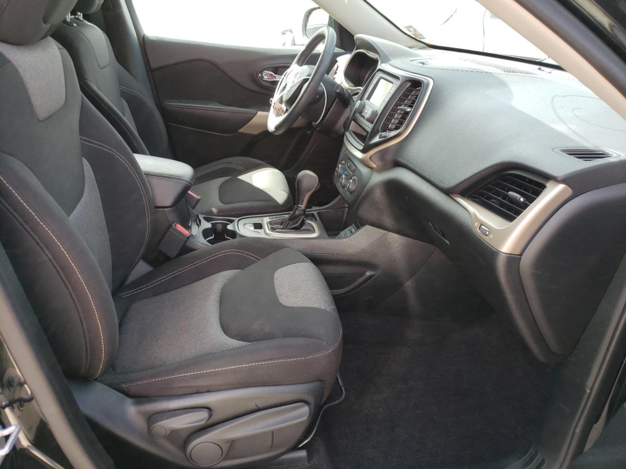 Photo 5 from auction – 2018 JEEP CHEROKEE L with VIN 1C4PJLCB3JD536932