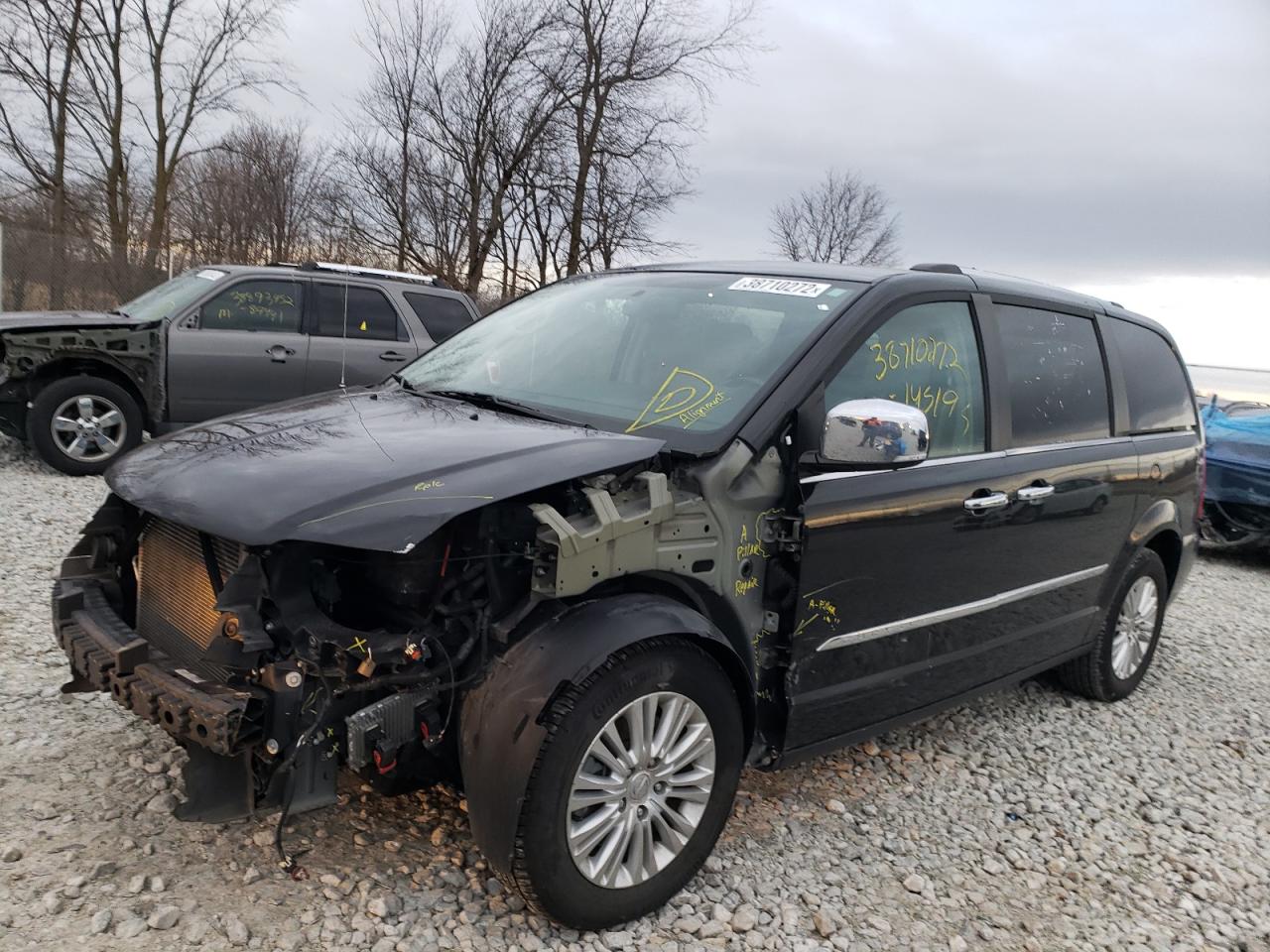 Photo 2 from auction – 2015 CHRYSLER TOWN & COU with VIN 2C4RC1GG3FR553571