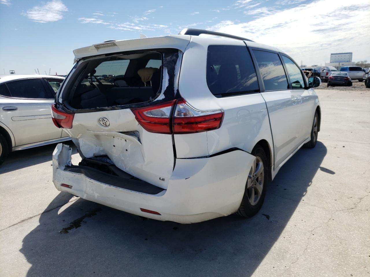 Photo 4 from auction – 2018 TOYOTA SIENNA LE with VIN 5TDKZ3DC2JS906699