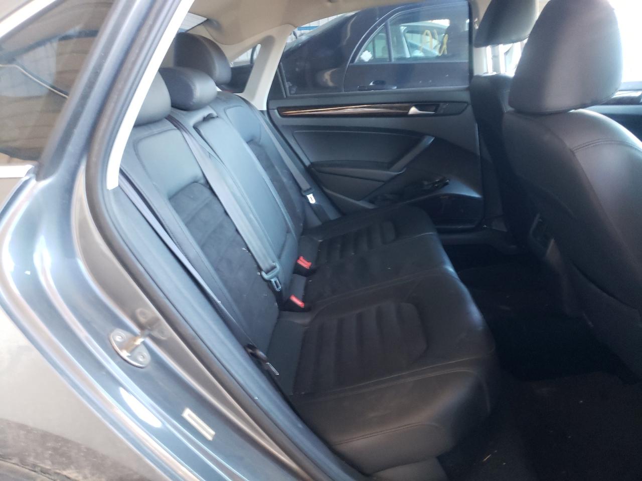 Photo 6 from auction – 2015 VOLKSWAGEN PASSAT SEL with VIN 1VWCT7A33FC058579