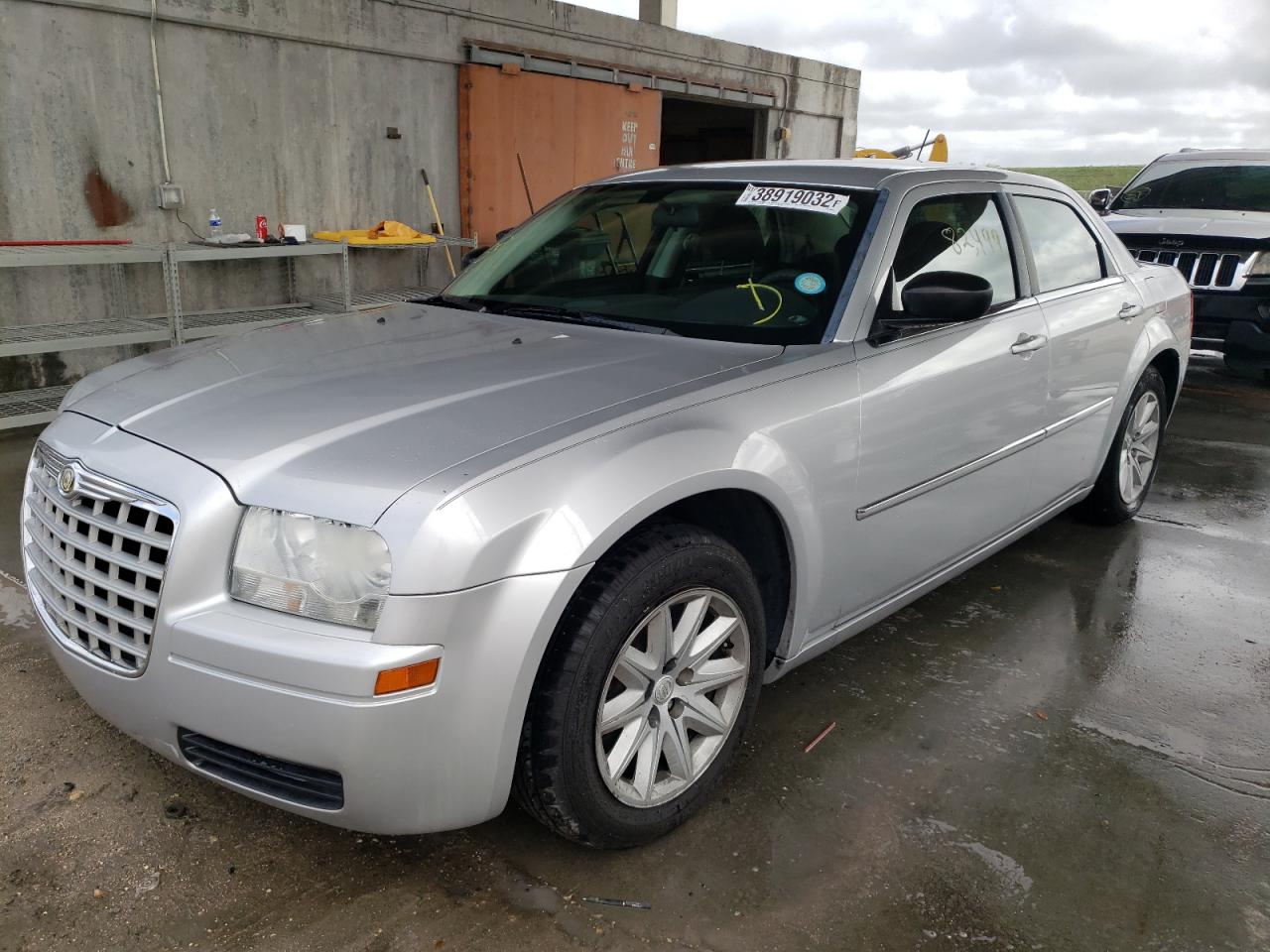 Photo 2 from auction – 2008 CHRYSLER 300 LX with VIN 2C3KA43R08H208981