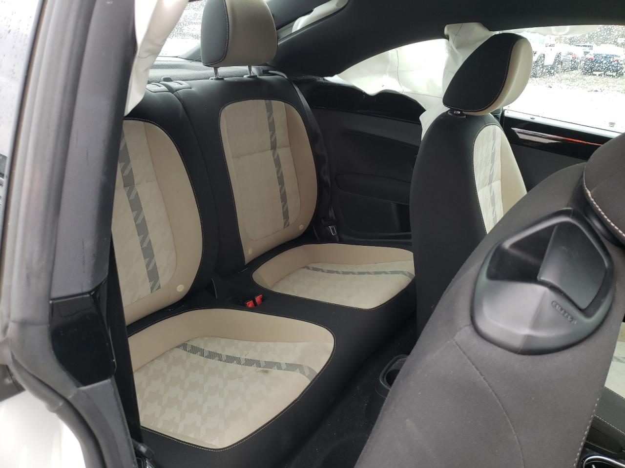 Photo 6 from auction – 2018 VOLKSWAGEN BEETLE S with VIN 3VWFD7AT5JM705386