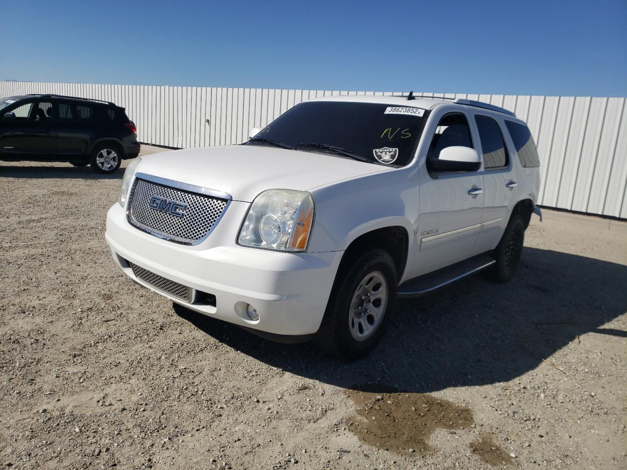 صورة رقم 2 من المزاد - 2011 GMC YUKON DENA مع VIN 1GKS2EEF5BR387483