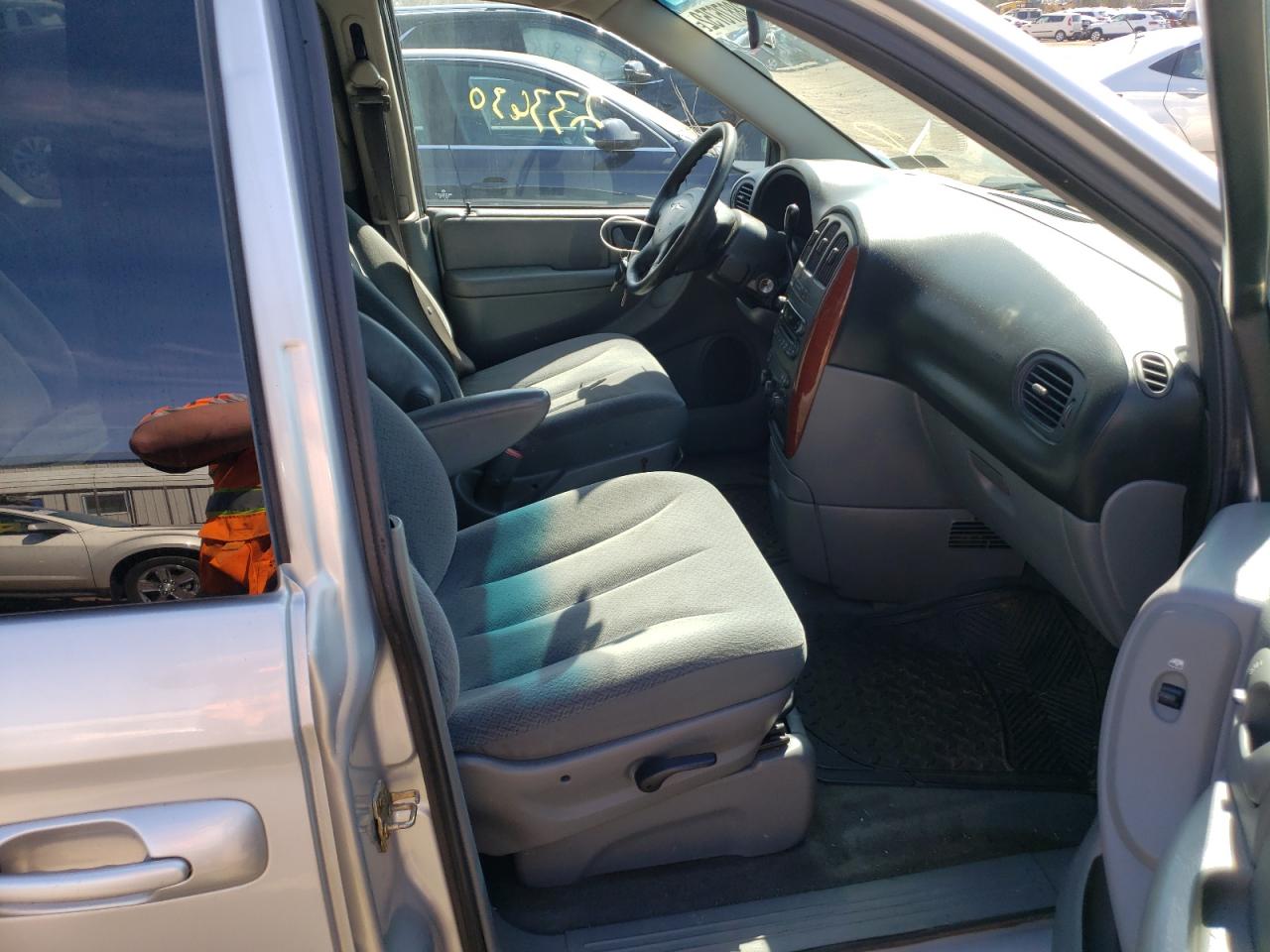 Photo 5 from auction – 2005 CHRYSLER TOWN & COU with VIN 1C4GP45R95B370898
