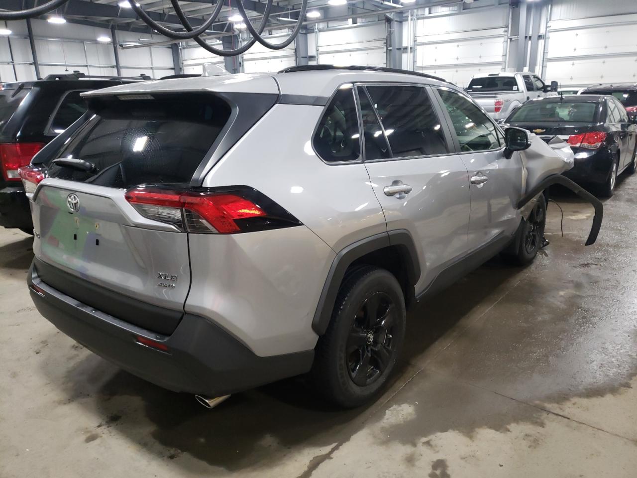 Photo 4 from auction – 2019 TOYOTA RAV4 XLE with VIN JTMP1RFV5KD012787