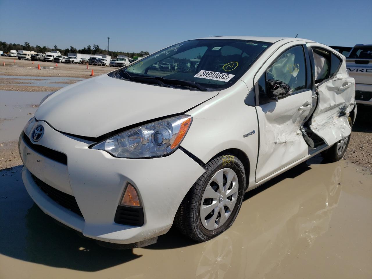 Photo 2 from auction – 2014 TOYOTA PRIUS C with VIN JTDKDTB31E1068007