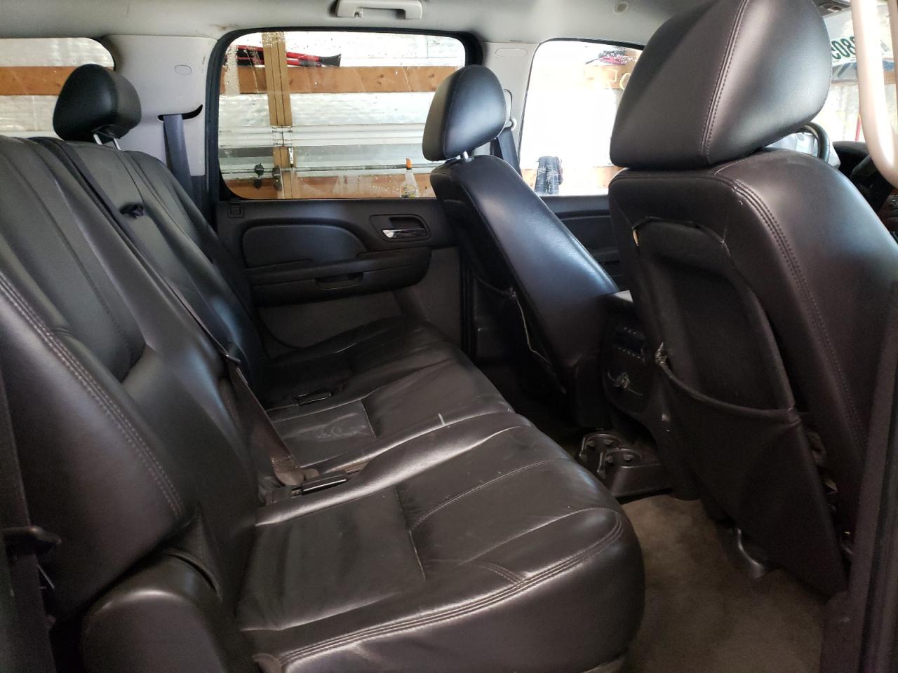 Photo 6 from auction – 2010 CHEVROLET SUBURBAN K with VIN 1GNUKJE33AR214733