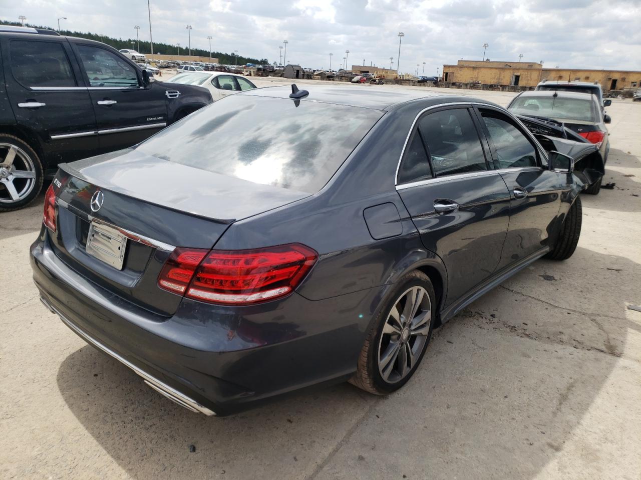 Photo 4 from auction – 2016 MERCEDES-BENZ E 350 with VIN WDDHF5KB4GB180827
