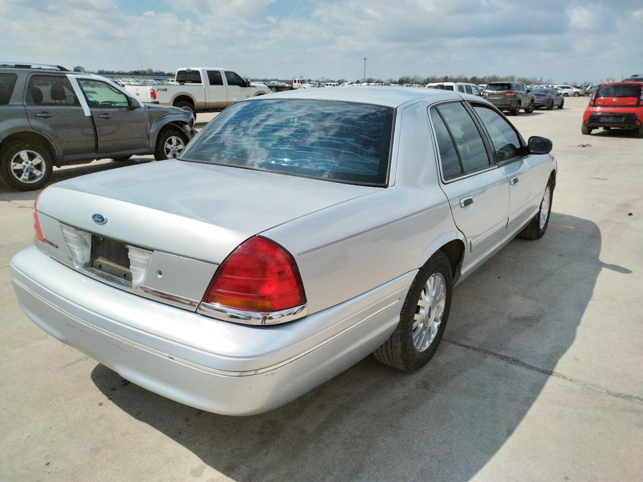 Photo 4 from auction – 2003 FORD CROWN VICT with VIN 2FAFP74W93X152755