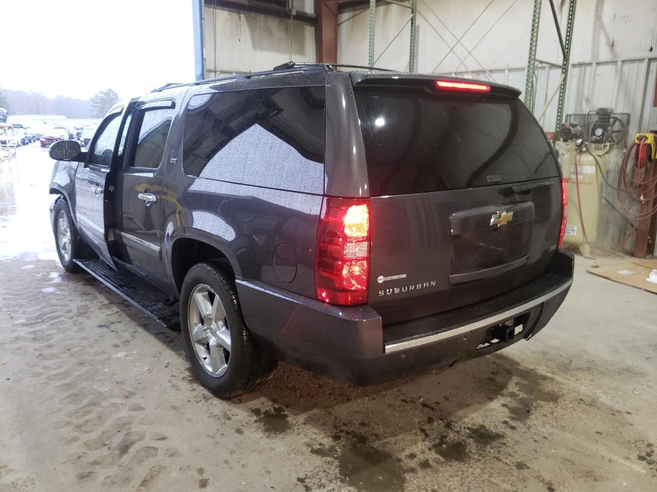 Photo 3 from auction – 2011 CHEVROLET SUBURBAN K with VIN 1GNSKKE38BR248973