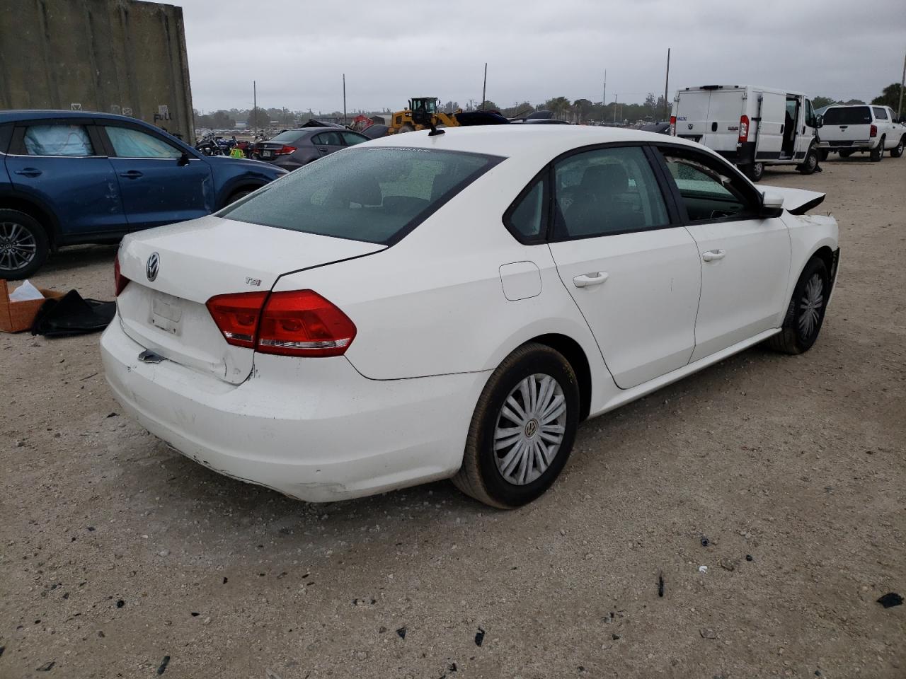 Photo 4 from auction – 2015 VOLKSWAGEN PASSAT S with VIN 1VWAS7A3XFC072568