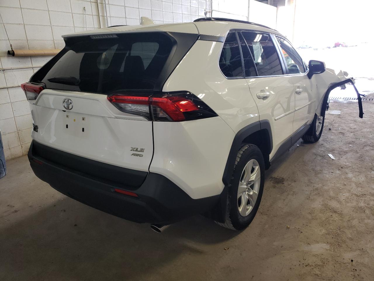 Photo 4 from auction – 2019 TOYOTA RAV4 XLE with VIN JTMP1RFV3KD502564