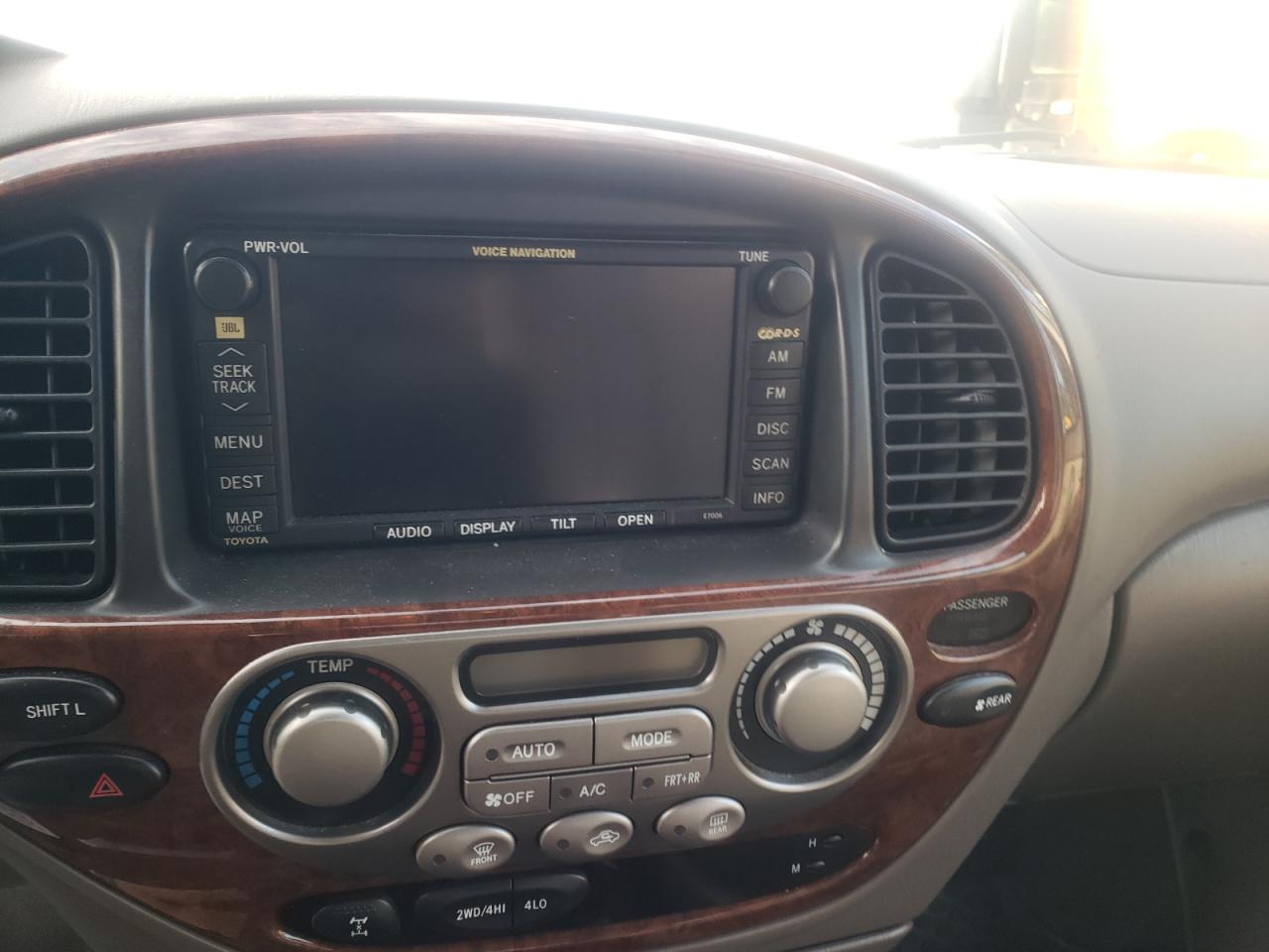 Photo 9 from auction – 2005 TOYOTA SEQUOIA LI with VIN 5TDBT48A05S253084