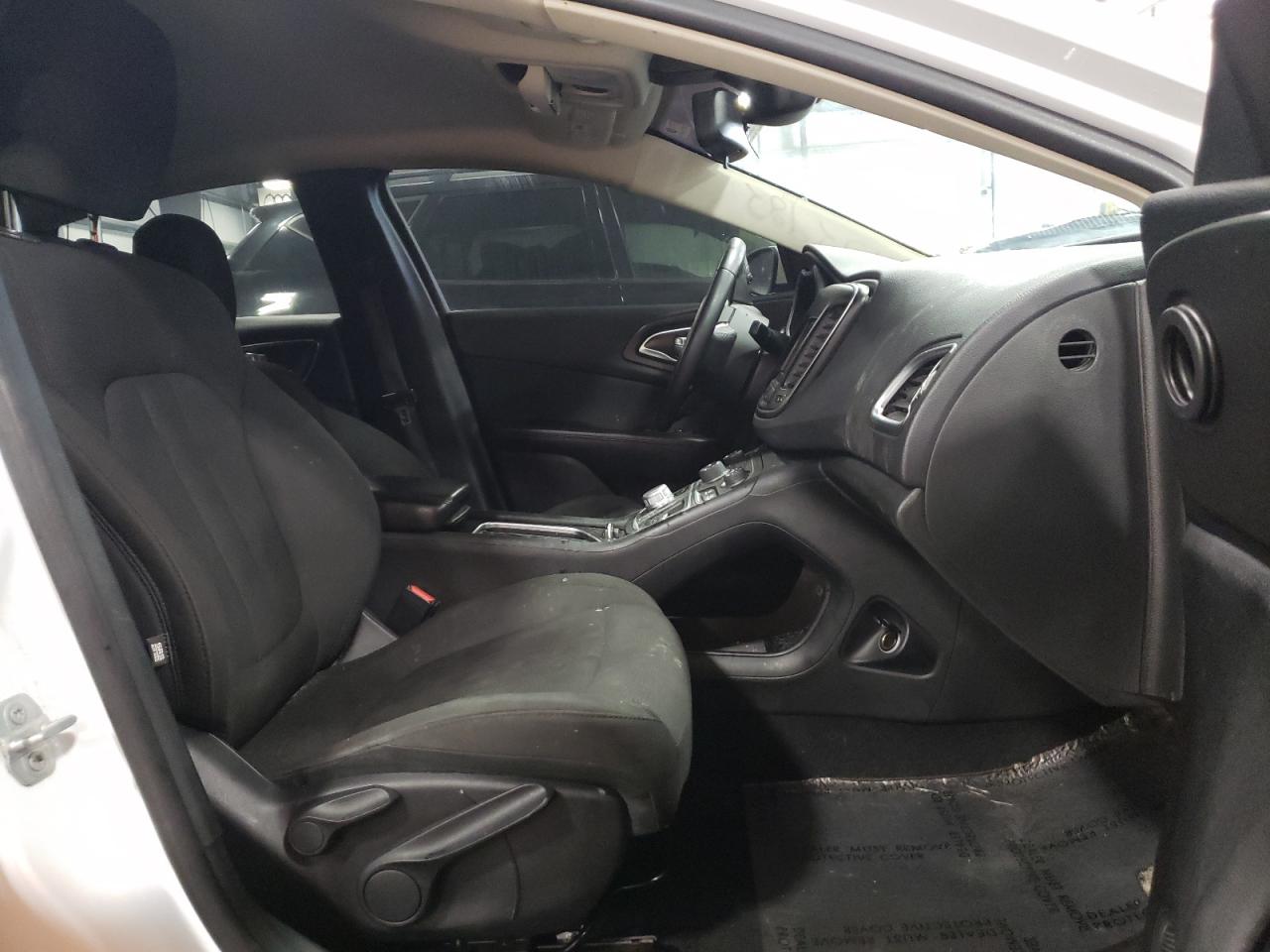 Photo 5 from auction – 2015 CHRYSLER 200 LIMITE with VIN 1C3CCCAB0FN724230