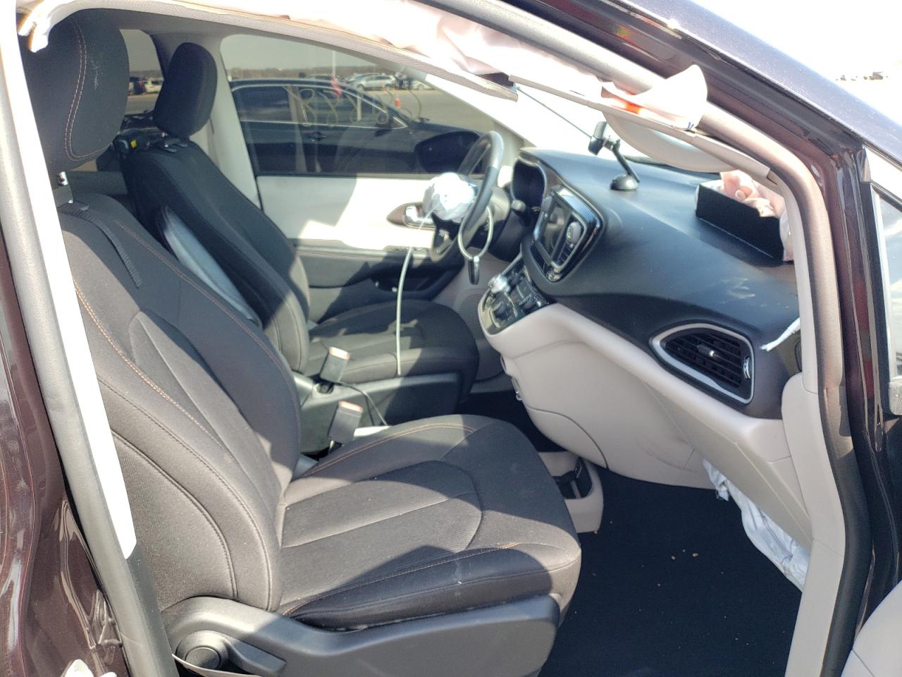 Photo 5 from auction – 2018 CHRYSLER PACIFICA L with VIN 2C4RC1CG8JR340484