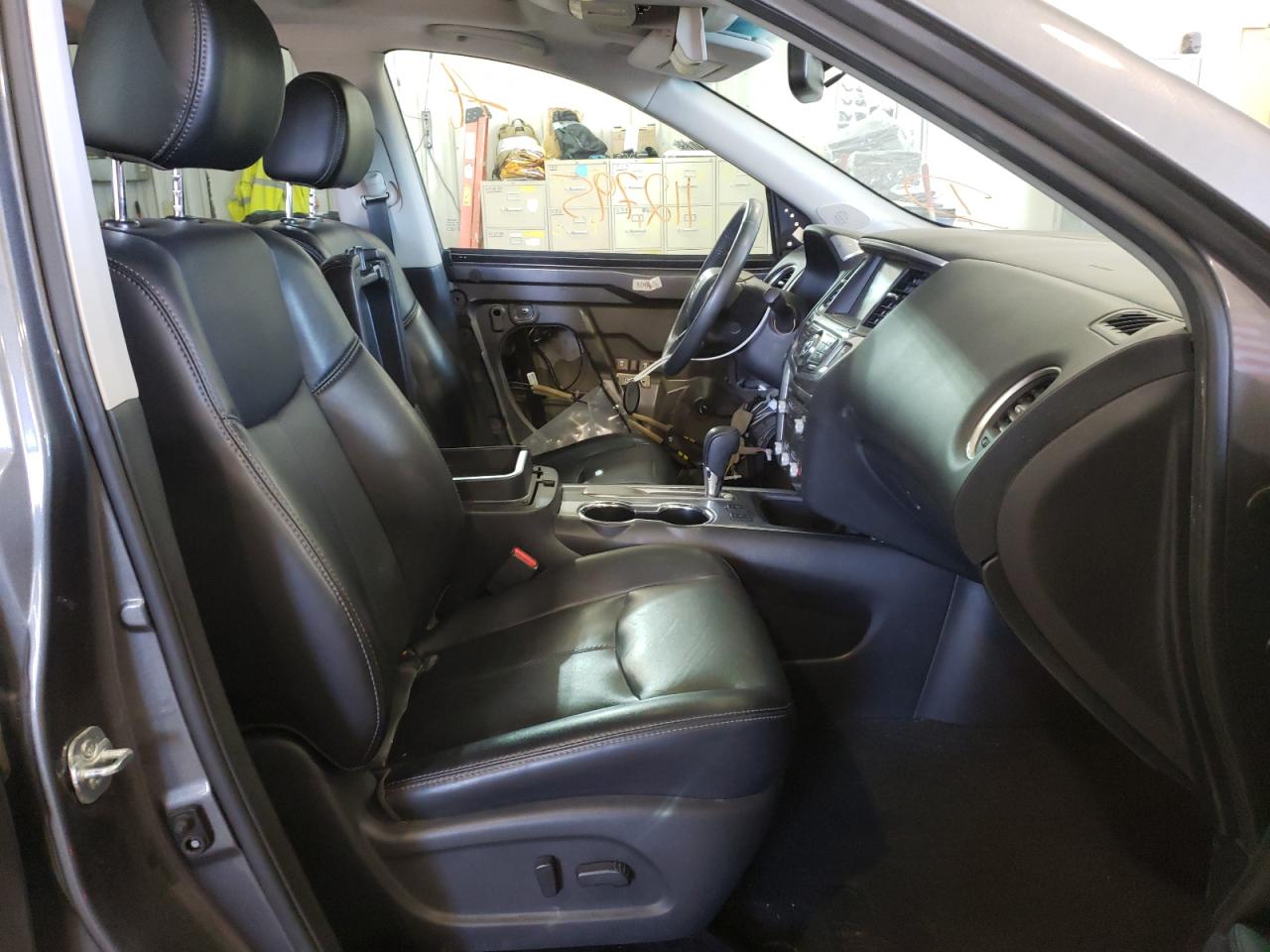 Photo 5 from auction – 2017 NISSAN PATHFINDER with VIN 5N1DR2MN5HC657598