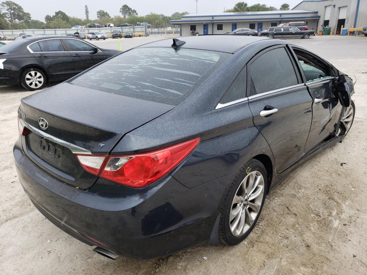 Photo 4 from auction – 2012 HYUNDAI SONATA SE with VIN 5NPEC4AB0CH351017