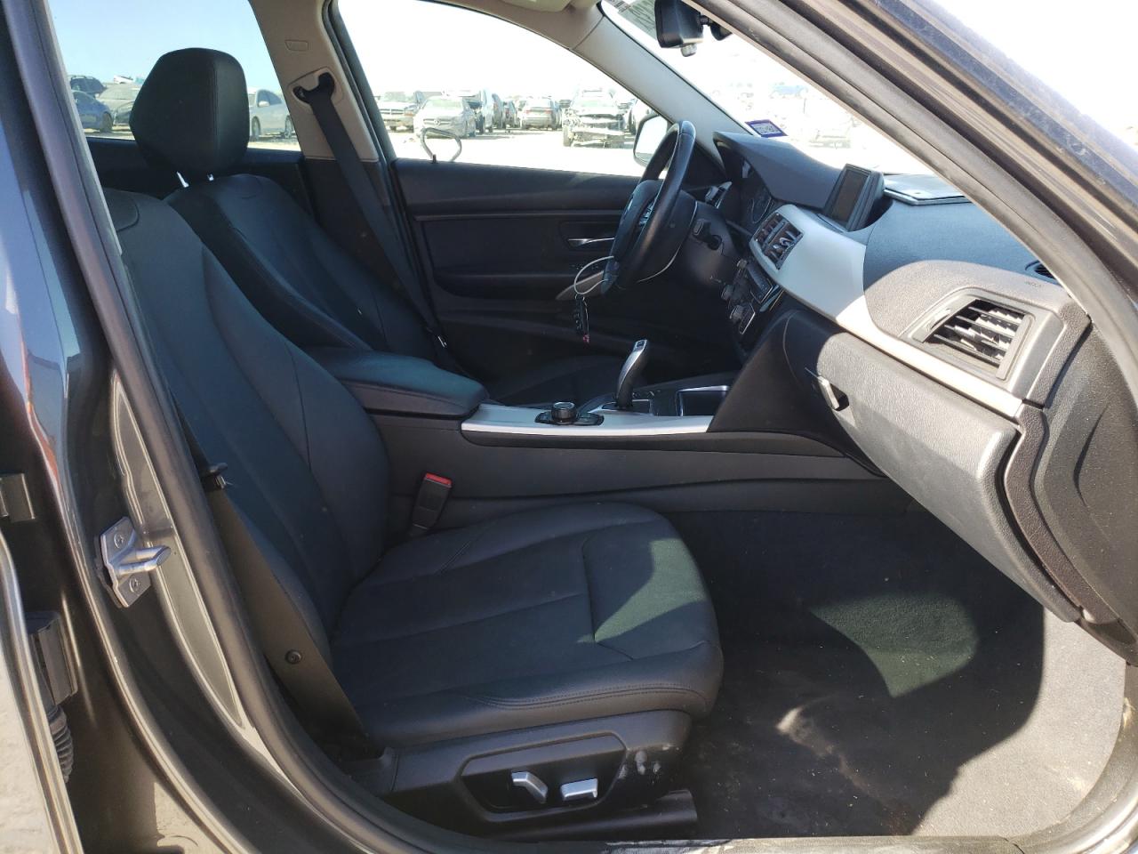 Photo 5 from auction – 2016 BMW 320 I with VIN WBA8E1G56GNT37276