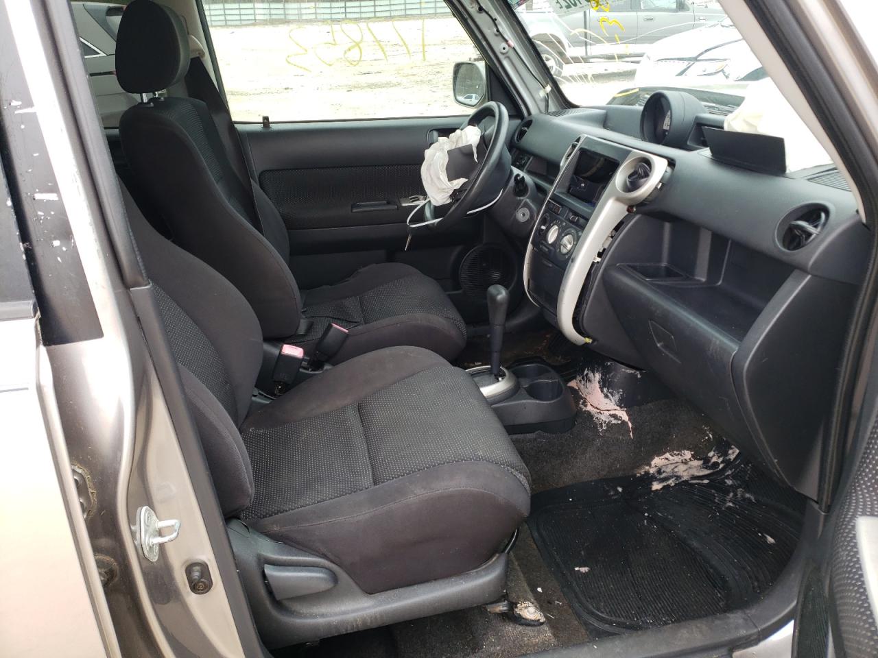Photo 5 from auction – 2005 TOYOTA SCION XB with VIN JTLKT324050173837