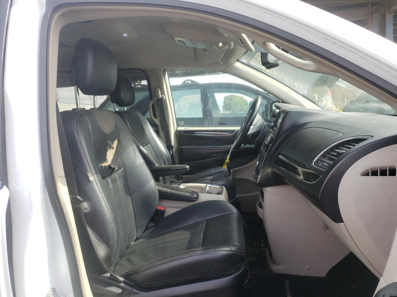 Photo 5 from auction – 2014 CHRYSLER TOWN & COU with VIN 2C4RC1BG3ER438166
