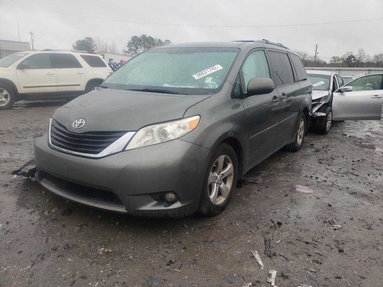 Photo 2 from auction – 2013 TOYOTA SIENNA LE with VIN 5TDKK3DC3DS288298