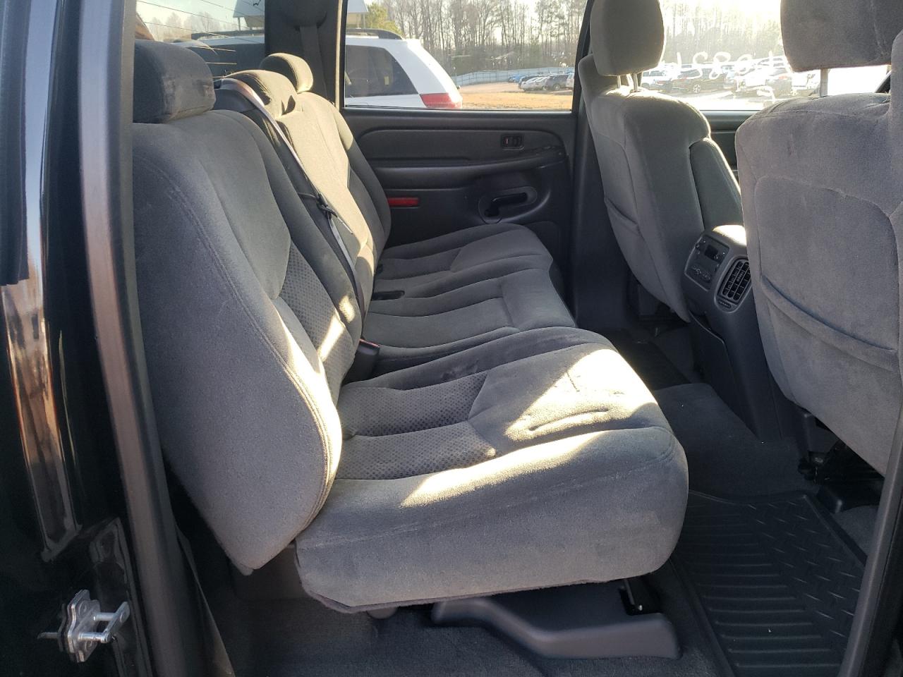 Photo 6 from auction – 2004 CHEVROLET SILVERADO with VIN 2GCEK13T941432883