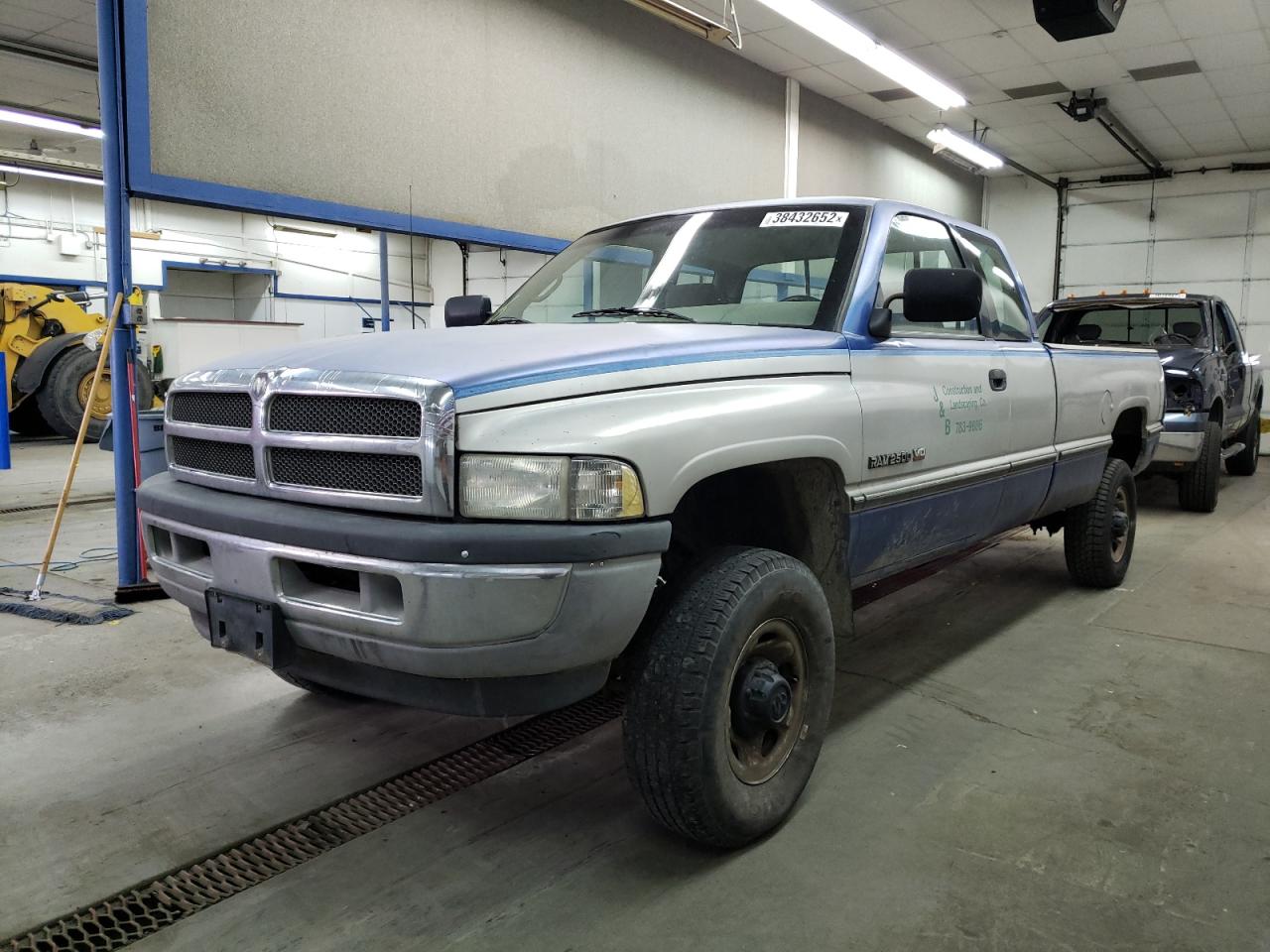 Photo 2 from auction – 1995 DODGE RAM 2500 with VIN 3B7KF23W1SM129352