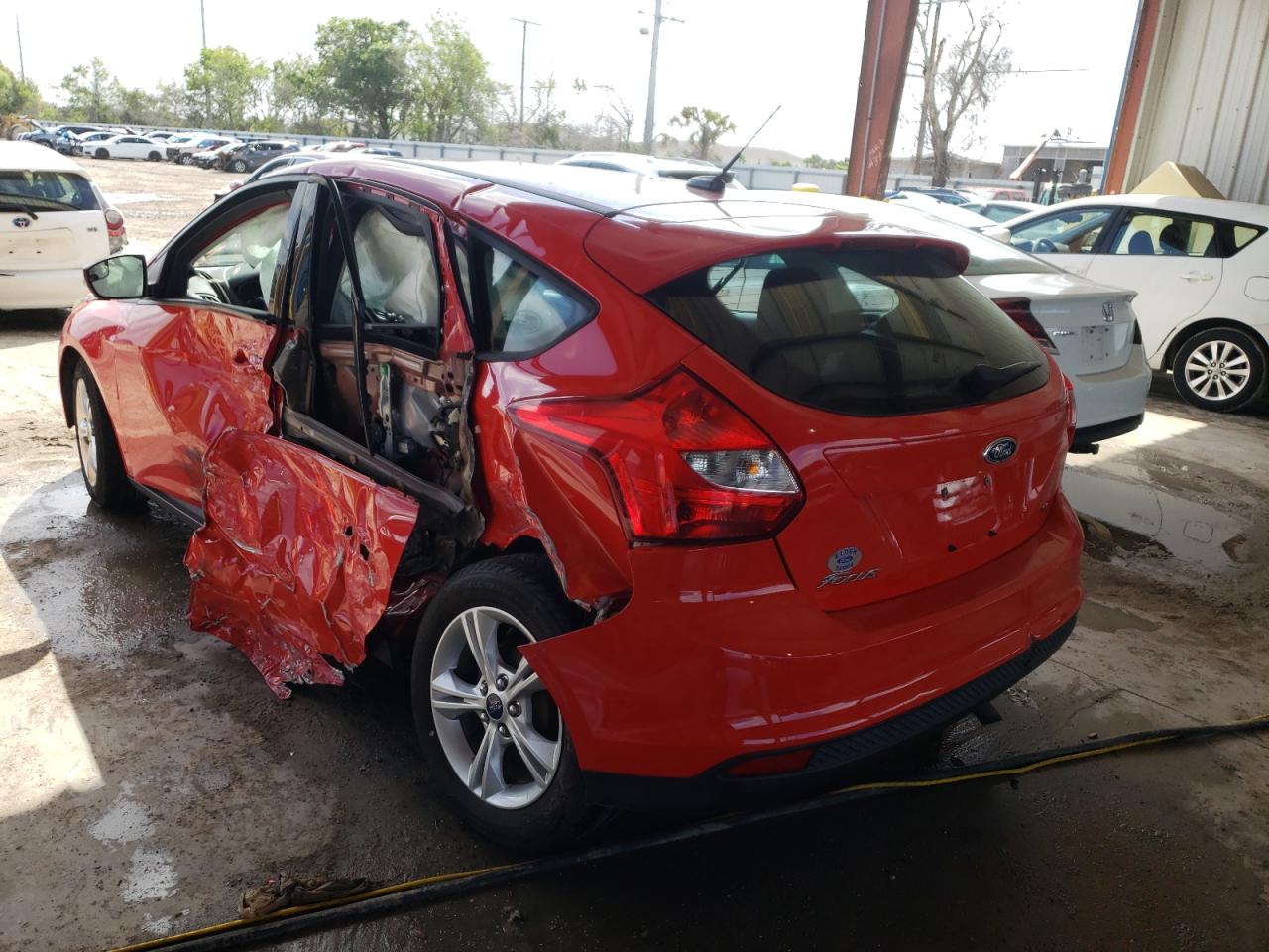 Foto 3 de la subasta – 2014 FORD FOCUS SE con VIN 1FADP3K27EL319484